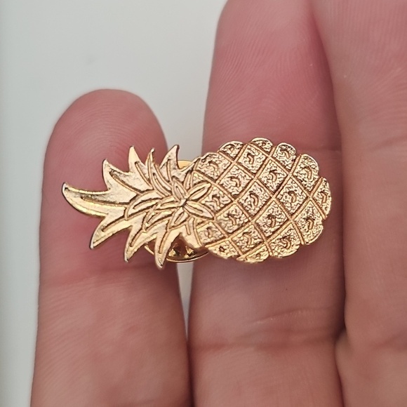 Chic Gold Pineapple Pin - Picture 3 of 3